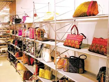 名品折扣店的东西为什么那么便宜?是正品吗?