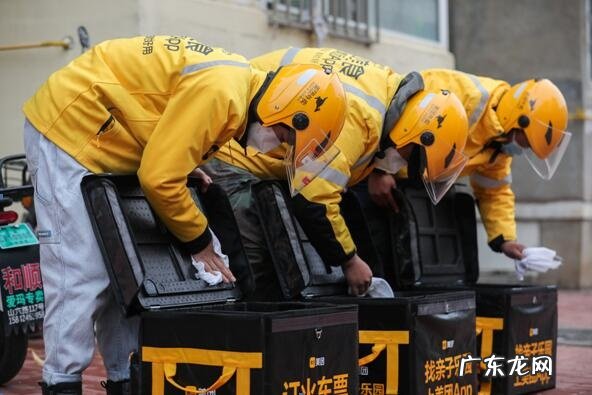 美团外卖联合平台商家向疫情管控区居民运送急需物资