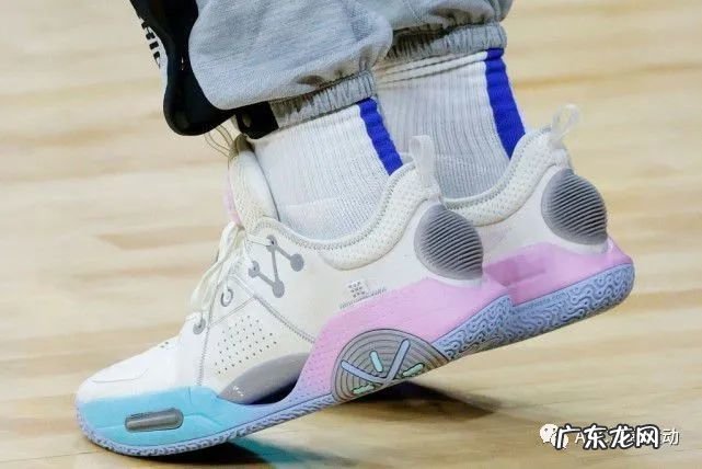 闪击8代实物图美翻,反伍2代低帮版简洁,国产设计还得看李宁