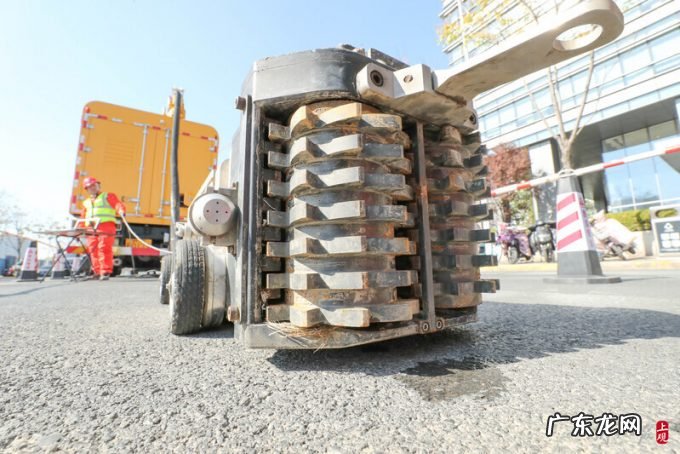 全国首台智能管道机器人在上海正式下井工作