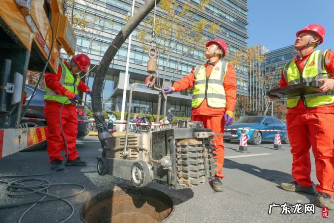 全国首台智能管道机器人在上海正式下井工作