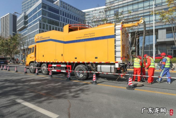 全国首台智能管道机器人在上海正式下井工作