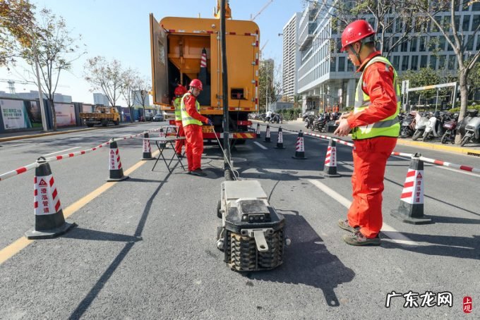 全国首台智能管道机器人在上海正式下井工作