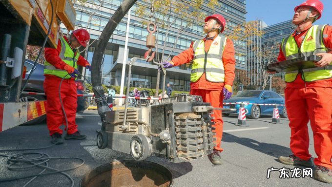 全国首台智能管道机器人在上海正式下井工作