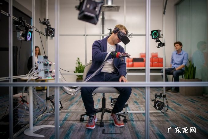 Meta为元宇宙研发气动触觉手套，却再陷“侵权”风波