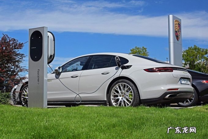 车企内卷,“新能源车原住民”争夺赛开始加速