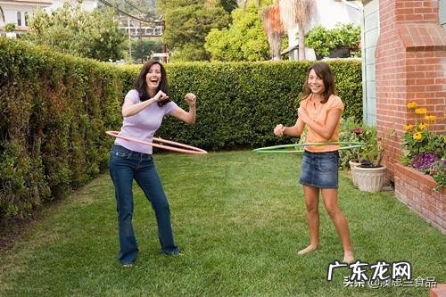 摇呼啦圈可以让腰部线条更好看吗?动作有什么需要注意的?