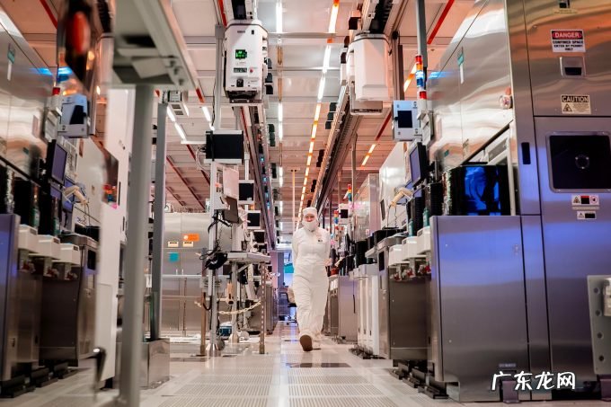 下 日落西山的英特尔：给别人造芯片能东山再起吗？