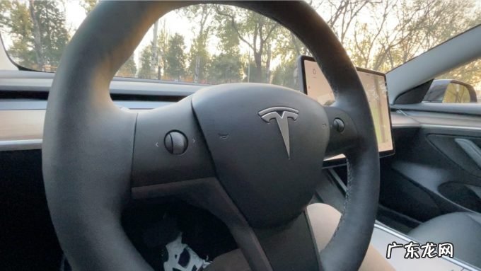 开完特斯拉Model 3,我吐了