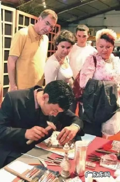 传承人母炳林借短视频展示制银工艺,抖音电商助力非遗传承与保护