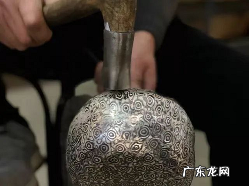 传承人母炳林借短视频展示制银工艺,抖音电商助力非遗传承与保护