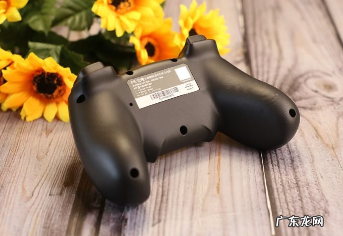 电脑电视两相宜，定位亲民操控灵敏的北通蝙蝠4无线版手柄