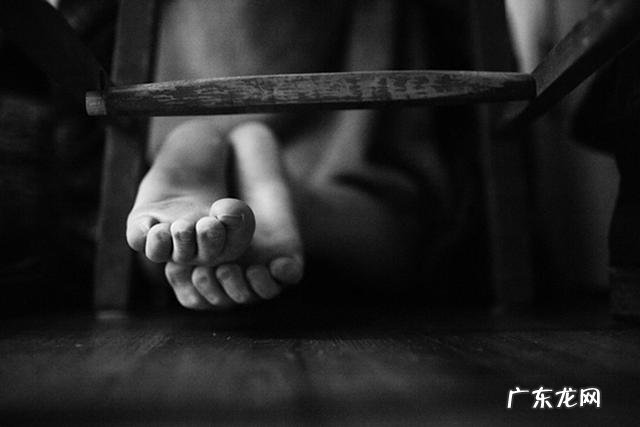 摄影师用相机记录分娩过程-专业摄像记录分娩