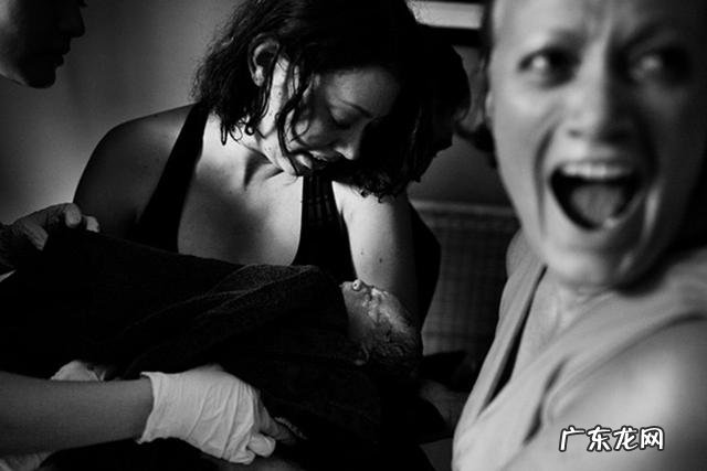 摄影师用相机记录分娩过程-专业摄像记录分娩