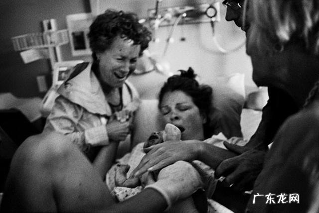摄影师用相机记录分娩过程-专业摄像记录分娩