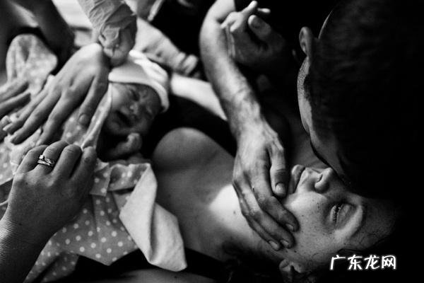 摄影师用相机记录分娩过程-专业摄像记录分娩