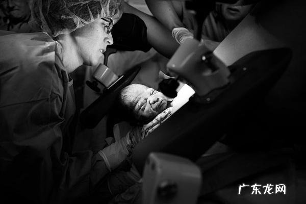 摄影师用相机记录分娩过程-专业摄像记录分娩