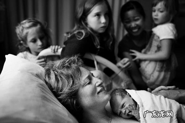 摄影师用相机记录分娩过程-专业摄像记录分娩