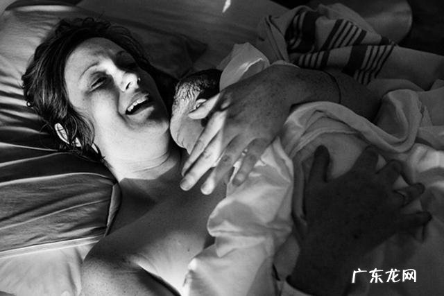 摄影师用相机记录分娩过程-专业摄像记录分娩