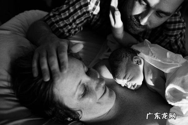 摄影师用相机记录分娩过程-专业摄像记录分娩