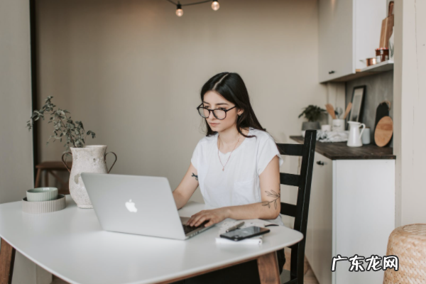 开女装店需要准备什么 淘宝开店卖包包好还是卖女装好?女装店好做吗?女士包包品牌前十名