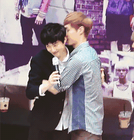 exo鹿晗女朋友接吻 exo鹿晗世勋接吻