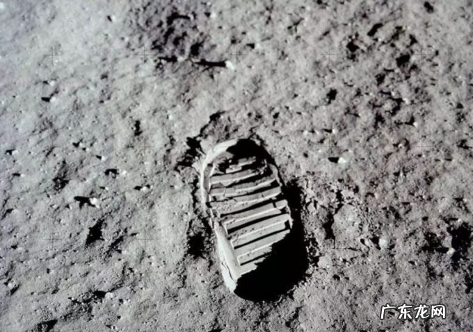 为何有人说美国登月是假的,中国是被骗上月球的?