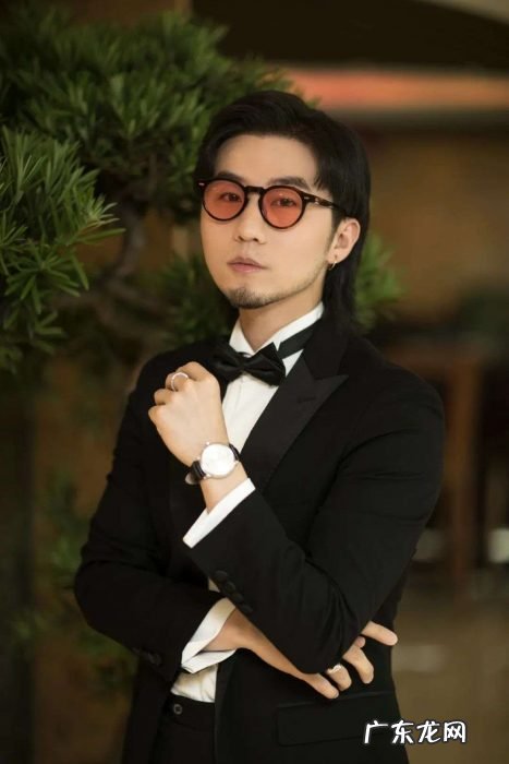 喜剧的底色是悬疑,《扬名立万》导演刘循子墨:把最后一环的创作交给观众