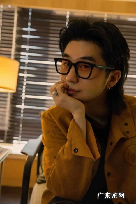 喜剧的底色是悬疑，《扬名立万》导演刘循子墨：把最后一环的创作交给观众