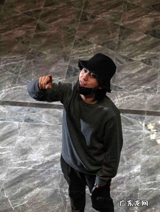 喜剧的底色是悬疑,《扬名立万》导演刘循子墨:把最后一环的创作交给观众