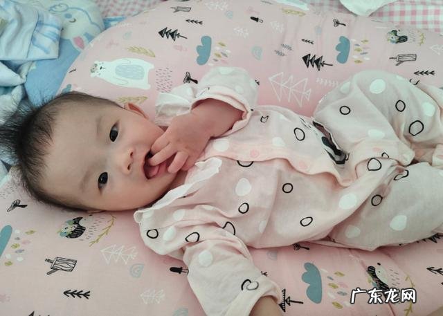 几个月宝宝就攒肚了-宝宝几个月会攒肚子