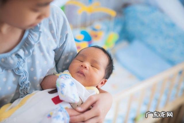 几个月宝宝就攒肚了-宝宝几个月会攒肚子