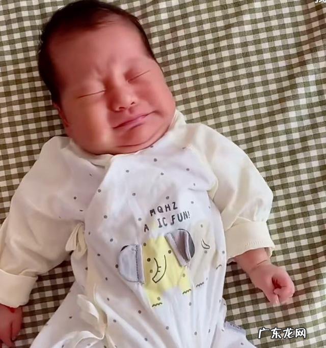 几个月宝宝就攒肚了-宝宝几个月会攒肚子