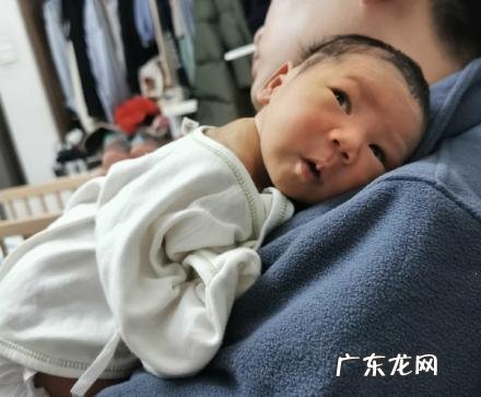 婴儿喜欢竖着抱横抱哭-横抱就哭竖抱立马不哭