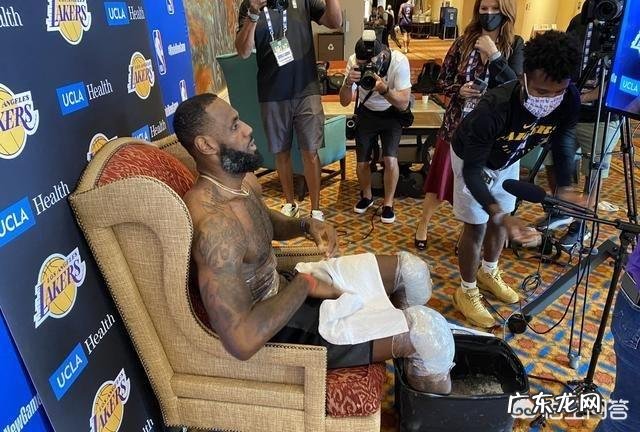 比赛、训练结束后,詹姆斯为何要在自己腰间缠上保鲜膜呢?