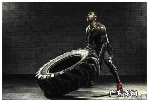 比赛、训练结束后,詹姆斯为何要在自己腰间缠上保鲜膜呢?