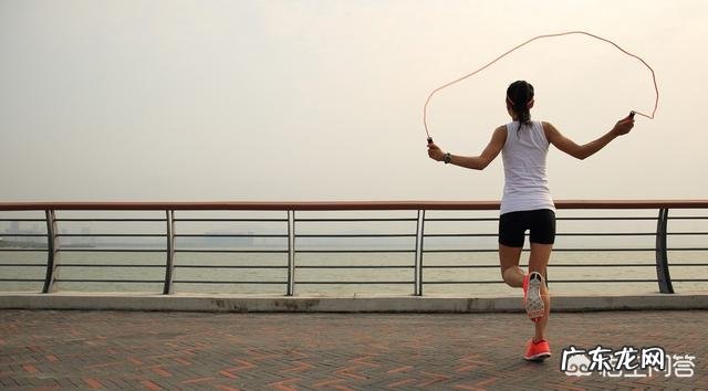 每天跳绳减肥2000个,坚持30天会伤膝盖吗?