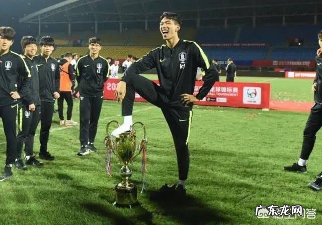 脚踩奖杯的韩国球员怎么样了 韩国队员夺冠后脚踩熊猫杯奖杯,还做羞辱性动作!你怎么看此事?