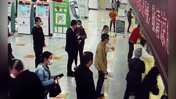 男子让孕妇插队后自觉排队-排队插队孕妇正能量