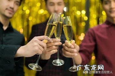 饮酒后手抖震颤的情况就会减轻或者消失,这是为什么?