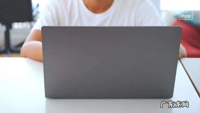 去掉耳机、充电器，精简包装的苹果为什么没有去掉贴纸？