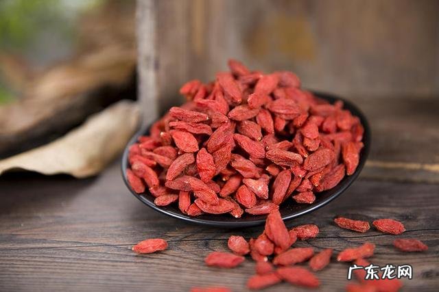 70岁老人每天吃几粒枸杞最好 人在什么时候吃枸杞最好？
