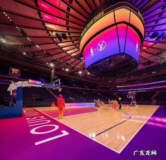 OFF-WHITE创始人去世引发哄抢潮,街头文化为何孵出千亿潮流市场