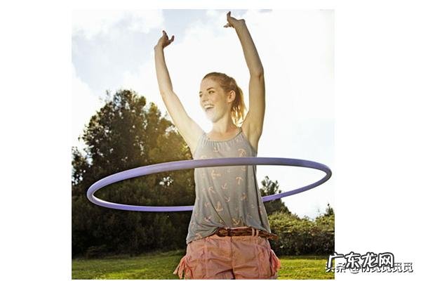 呼啦圈的正确转法教程 教你呼啦圈的花式8种转法和姿势？