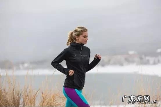 是买个跑步机在家跑，还是办张健身卡去健身房锻炼好？