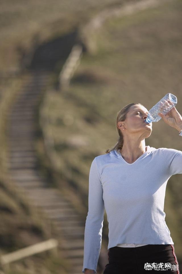 减肥一天怎么计算喝多少水 减肥期间怎样计算喝水量?时间上有没有要求?