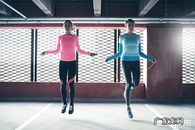 在家跳绳还是户外跑步,哪个更容易减肥成功?