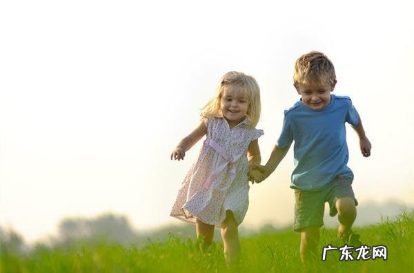 满一百天的宝宝体重多少斤算正常的,百天的宝宝都会干些什么了?