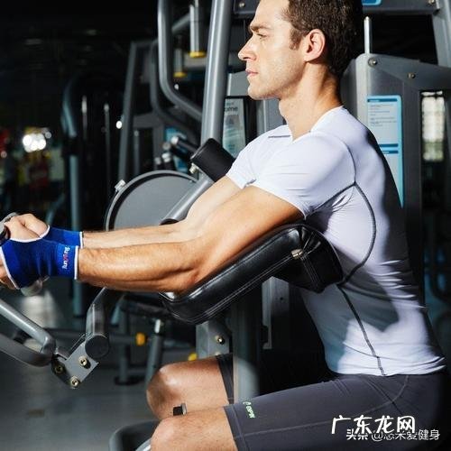 肌肉发达的健身美女 是不是锻炼、健身想要肌肉明显发达,必须吃蛋白粉?