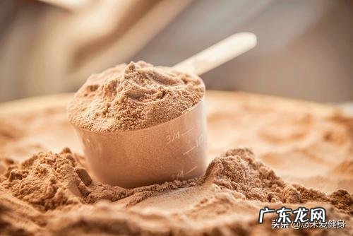 肌肉发达的健身美女 是不是锻炼、健身想要肌肉明显发达,必须吃蛋白粉?